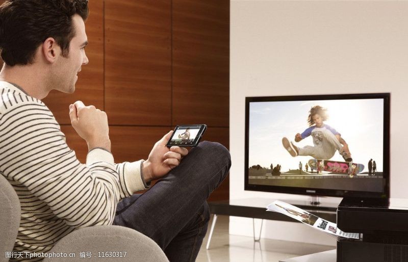 當(dāng)電視遇見(jiàn)手機(jī) 屏幕之間的視覺(jué)對(duì)話(huà)與素材創(chuàng)意